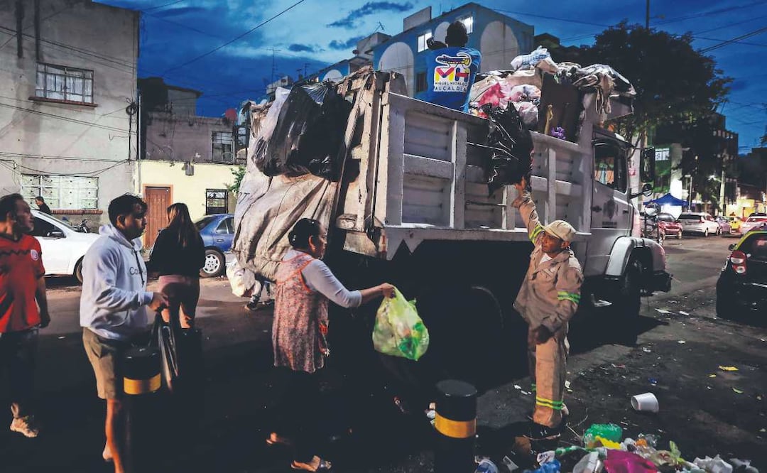 Recogida nocturna en Naucalpan: Camiones recolectan basura GRATIS por la noche. Foto: (Arturo Contreras)