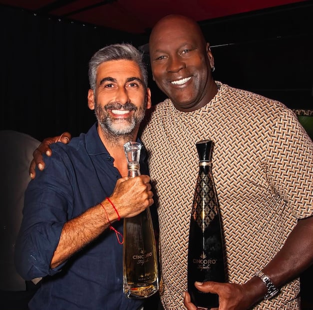 Micheal Jordan con su tequila (Vía: Instagram)