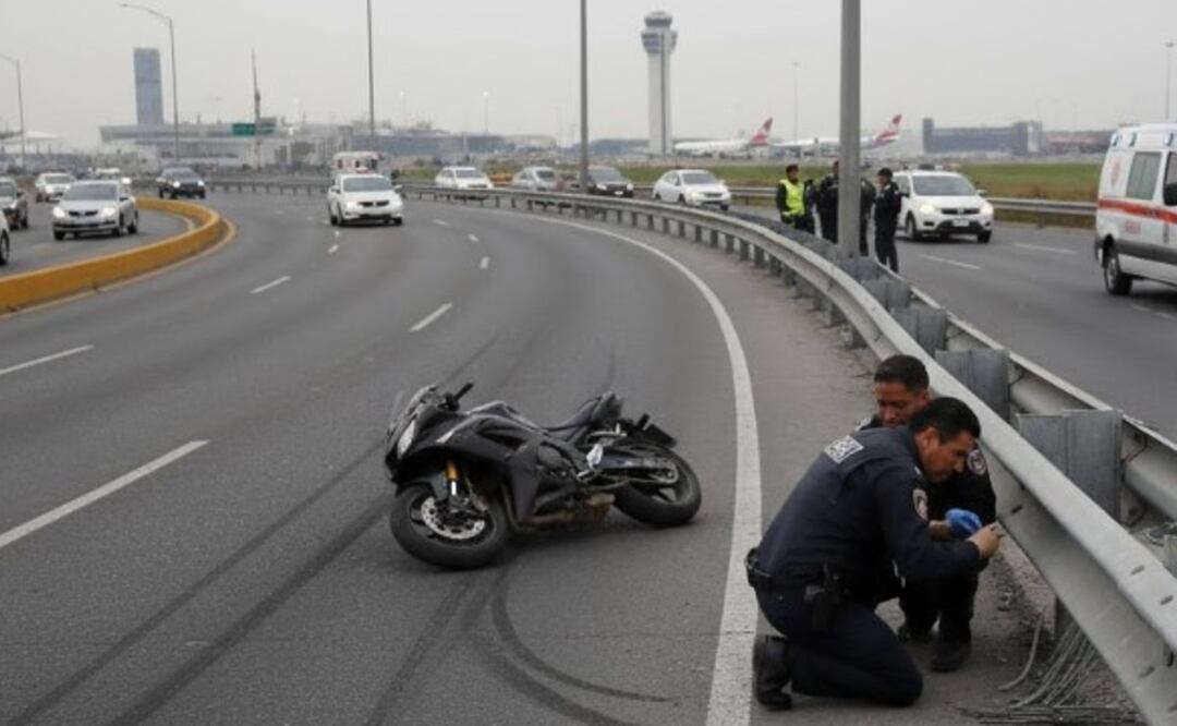 Motociclista sin casco sale volando y muere al estamparse contra una valla en la Venustiano Carranza. Foto: (IA)