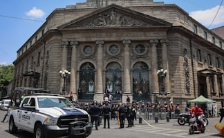 Portazo en el Congreso de la CDMX: Integrantes de Asamblea de Barrios irrumpen en Donceles