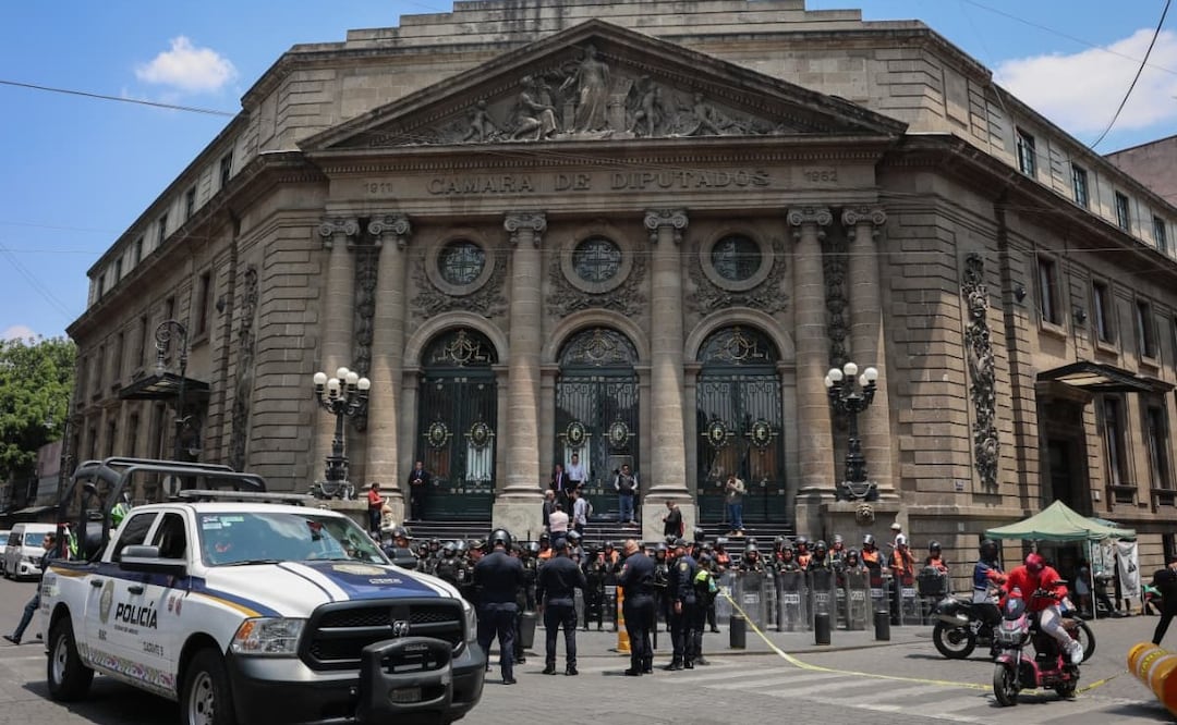 Portazo en el Congreso de la CDMX: Integrantes de Asamblea de Barrios irrumpen en Donceles
Imagen: Luis Camacho I El Gráfico