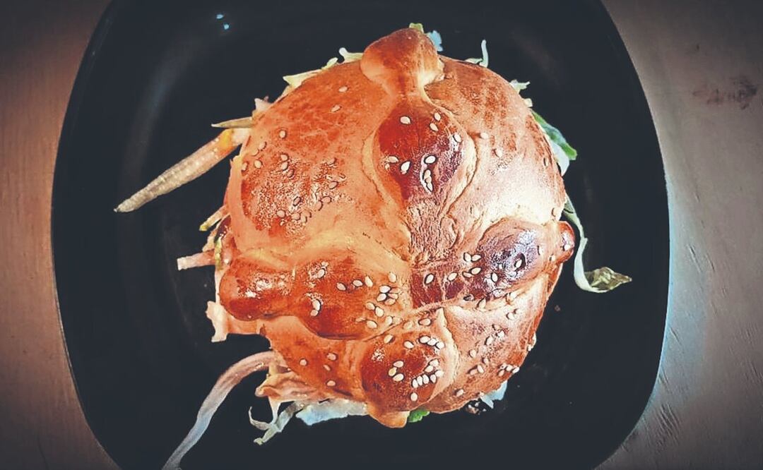 Hamburguesa hecha con pan de muerto en Edomex causa sensación en redes