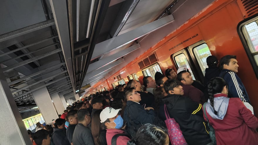 ¿Qué está pasando en la Línea 4 del Metro CDMX? Reportan estaciones saturadas y retrasos de 10 minutos