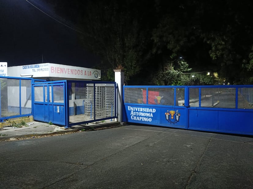 Foto. Especiales (Al caer la noche, en las instalaciones sólo quedaron las banderas roginegras)