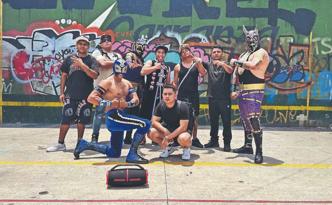 Grupo de amigos emprende con video musical y luchadores le entran al quite