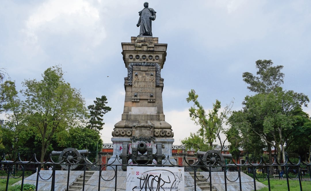 El parque de la ciudadela, a un costado de Metro Balderas, se encuentra en malas condiciones. Hay pintas en las fuentes, mismas que no funcionan y basura en varias zonas. Foto: Santiago Cadena EL GRÁFICO