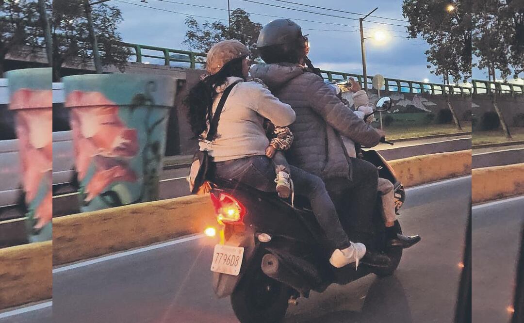 Menores de edad en motos. Foto: (Sergio Trejo. El Gráfico)