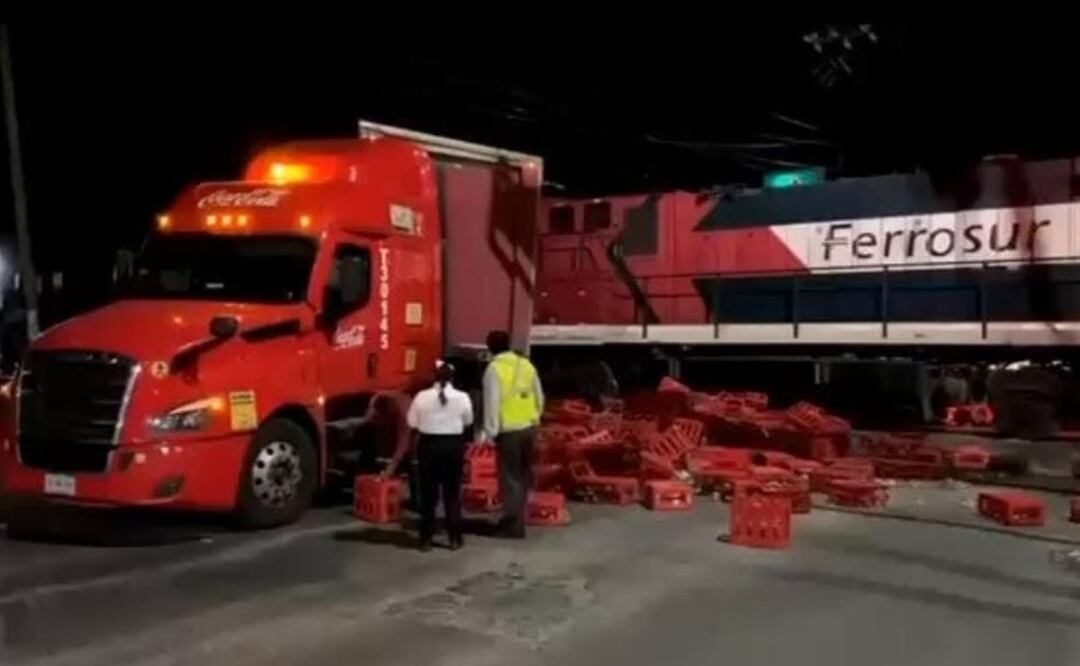 Tren parte tráiler de Coca Cola que intentó ganarle el paso, en Puebla. Foto: (Especial)