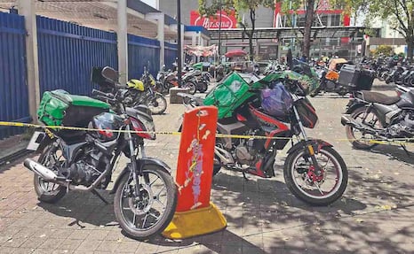 Repartidores de app invaden banquetas, calles y pasos peatonales en CDMX para esperar pedidos
