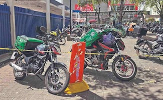 Repartidores de app invaden banquetas, calles y pasos peatonales en CDMX para esperar pedidos