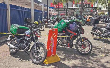 Repartidores de app invaden banquetas, calles y pasos peatonales en CDMX para esperar pedidos