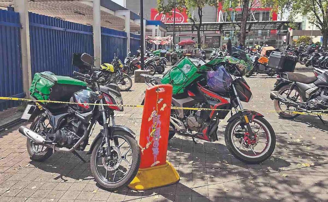 Repartidores de app invaden banquetas, calles y pasos peatonales en CDMX para esperar pedidos. Foto: (Juan Carlos Williams)