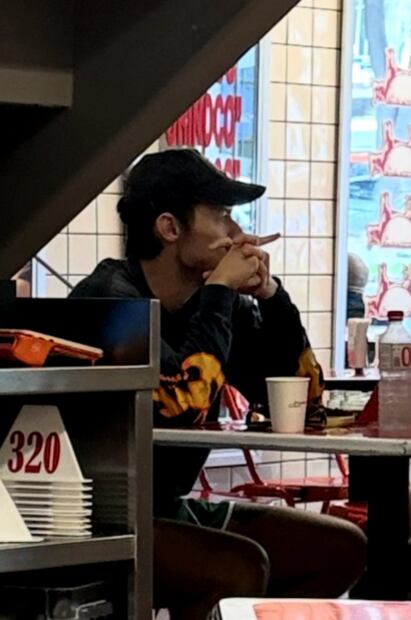 Harry comiendo unos tacos (Vía: Redes)