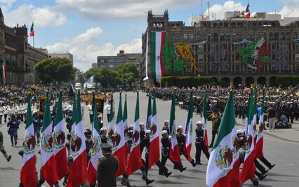 FOTOS: Miles abarrotan el Zócalo CDMX para disfrutar del Desfile Militar de la Independencia