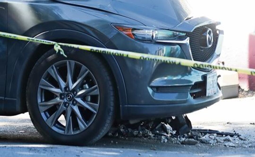 Motosicarios le dan alcance a un hombre y lo dejan muerto dentro de su camioneta, en CDMX