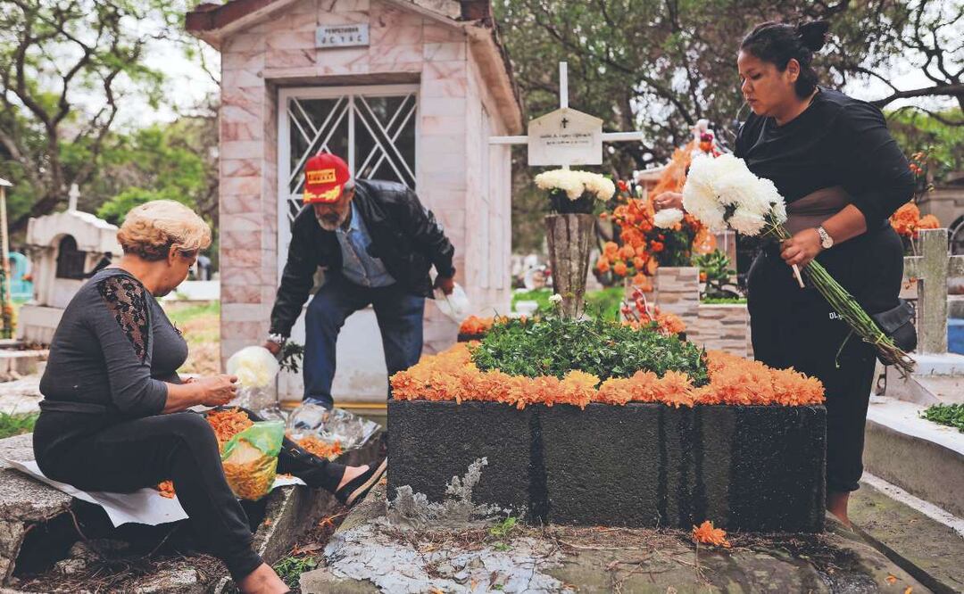 Difuntos son recordados con comida y música; otros han sido olvidados