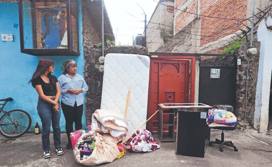 Afectados por explosión en Coyoacán salvan lo que pueden