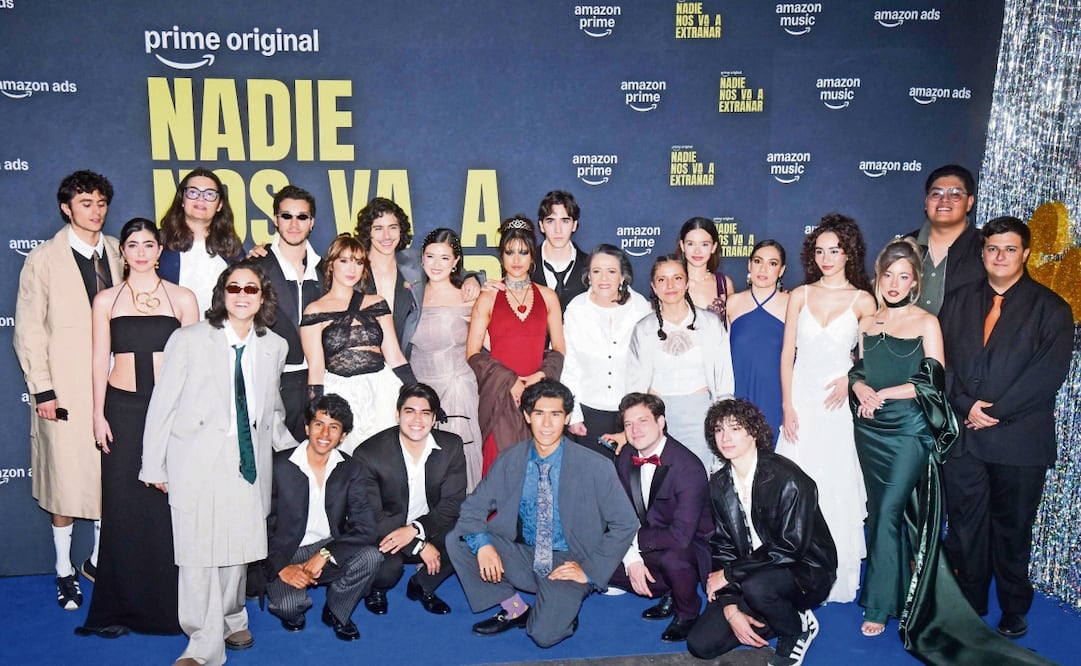 El elenco de la segunda temporada de la serie "Nadie nos va a extrañar" encabezados por sus protagonistas: Alex Madrazo; Camila Calónico; Virgilio Delgado, Macarena Oz, y Axel Madrazo, durante a la alfombra realizada en las instalaciones del salón para eventos "Supremo". Foto: Mario Jasso / CUARTOSCURO.COM