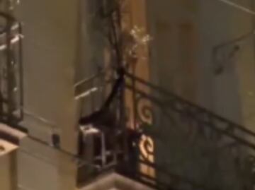 Captan a un mono araña columpiándose en edificio del Centro de Puebla