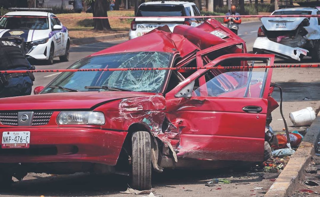 Tráiler atropella a dos hombres en Iztapalapa. Foto: (Luis Camacho. El Gráfico)