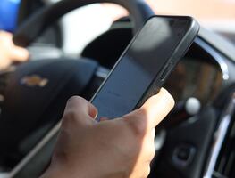 Edomex actualiza reglamento de tránsito: ¿Cuánto tienes que pagar si utilizas el celular manejando?