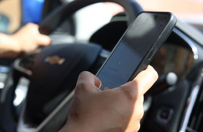 Edomex actualiza reglamento de tránsito: ¿Cuánto tienes que pagar si utilizas el celular manejando?