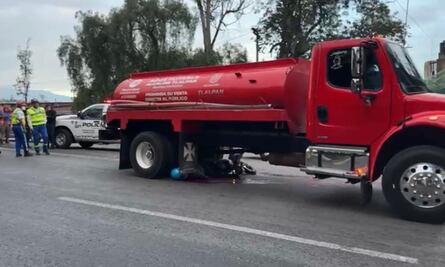 Pipa descontrolada embiste a pareja de motociclistas en la México-Cuernavaca