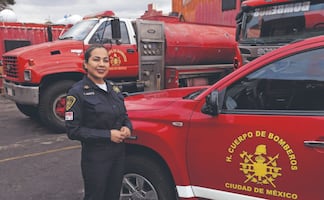 De la oficina al fuego: la historia de Valentina Abrego, bombera y madre en CDMX