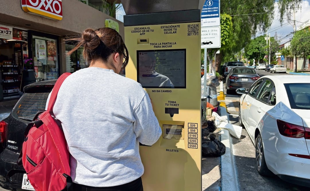 Automovilistas se familiarizaran con los parquímetros. Foto: Arturo Contreras / EL GRÁFICO