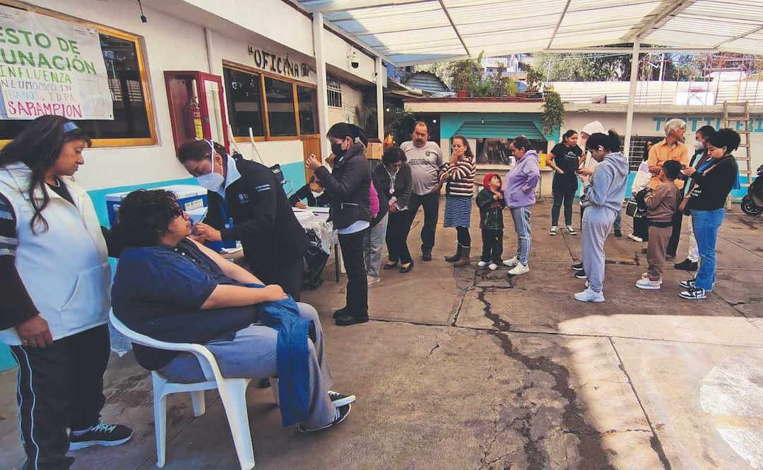 Por miedo al sarampión, padres llevan a vacunar a sus hijos a mercado de Iztapalapa. Foto: (Arantxa Meave. El Gráfico)