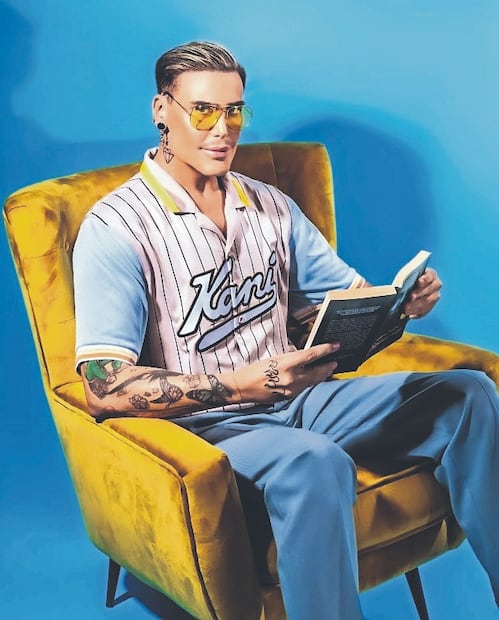 Tiene 55 años y se convirtió en un muñeco Bratz humano. Foto: (The Sun(