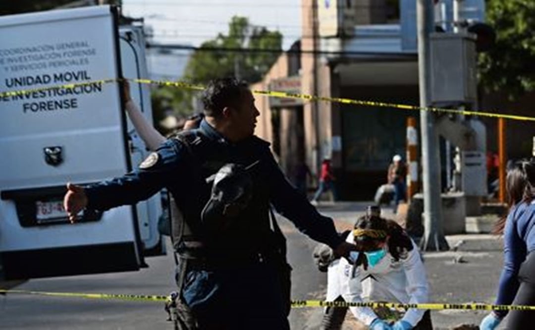 Abuelita intentaba cruzar la calle, pero camión le da un aventón al cielo, en Tlalpan