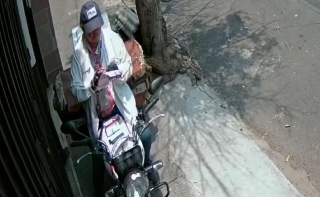 En la alcaldía Cuauhtémoc captan a trabajadora postal repartiendo volantes de Morena