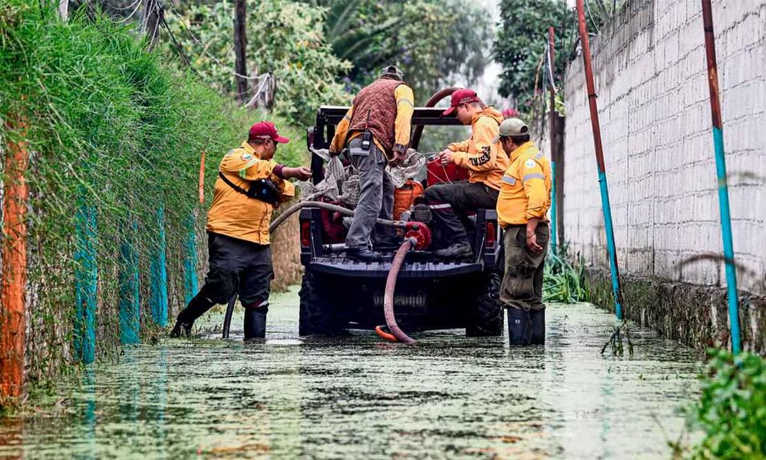 Clara Brugada descubre que las zonas inundadas en Xochimilco son irregulares
