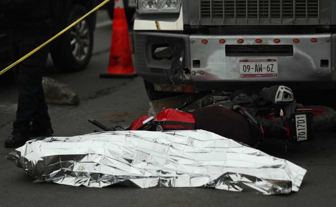 Motociclista es arrastrado 100 metros por tractocamión en carretera Texcoco-Lechería