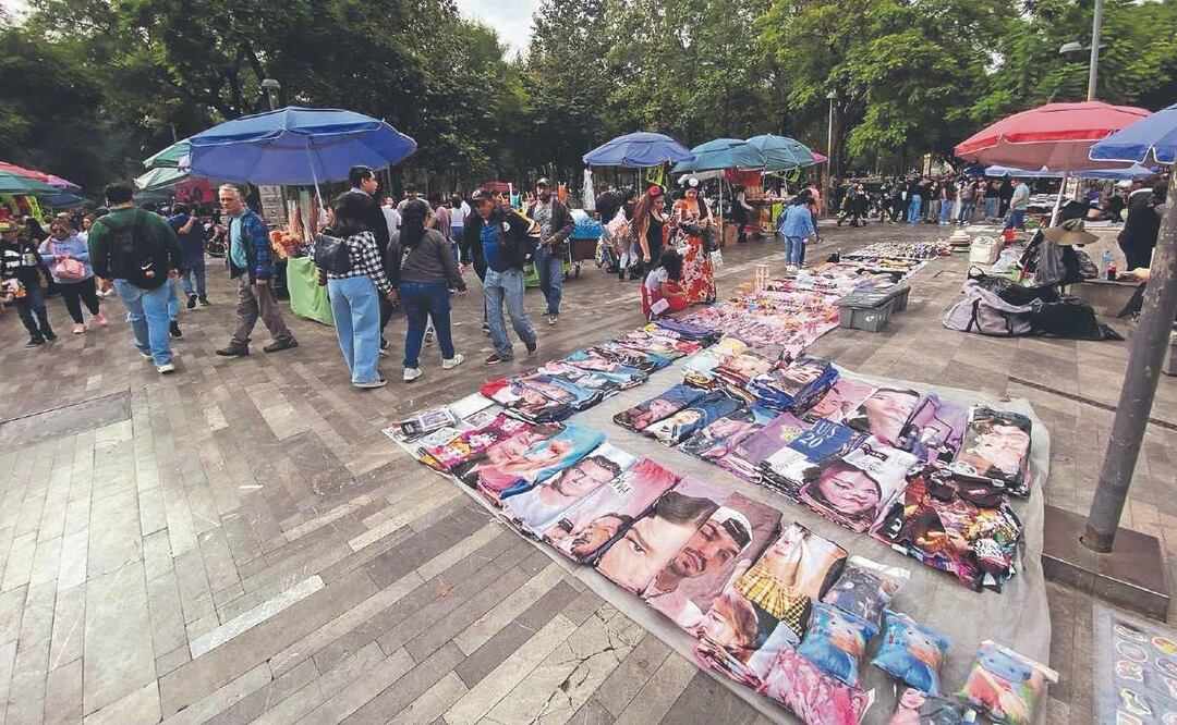 La Alameda Central vuelve a ser ocupada por ambulantes tras el retiro de vallas