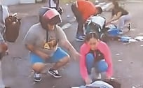 ¡DOBLE EMBESTIDA! Biker tumba a familia y auto mata a niño