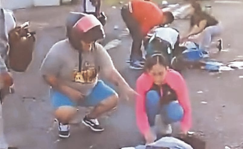 ¡DOBLE EMBESTIDA! Biker tumba a familia y auto mata a niño