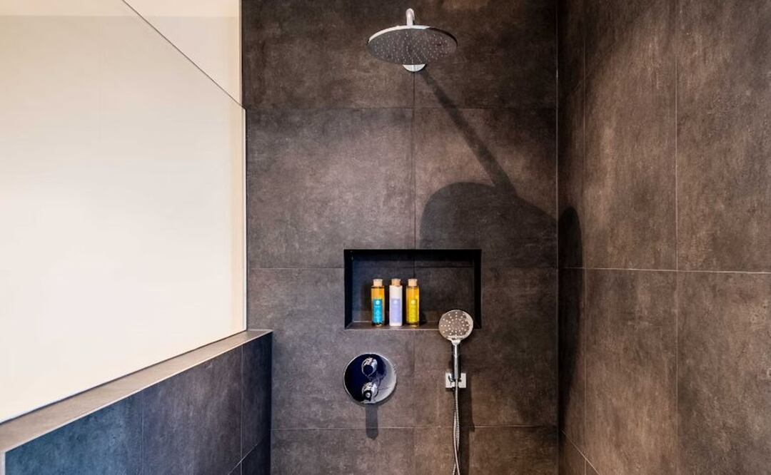 ¿Tu regadera saca chorritos de agua y está llena de sarro? ¡Haz esto con URGENCIA!