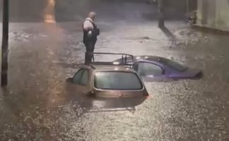 ¿Tu auto quedó atrapado en una inundación? Esto debes hacer para sobrevivir y evitar una tragedia