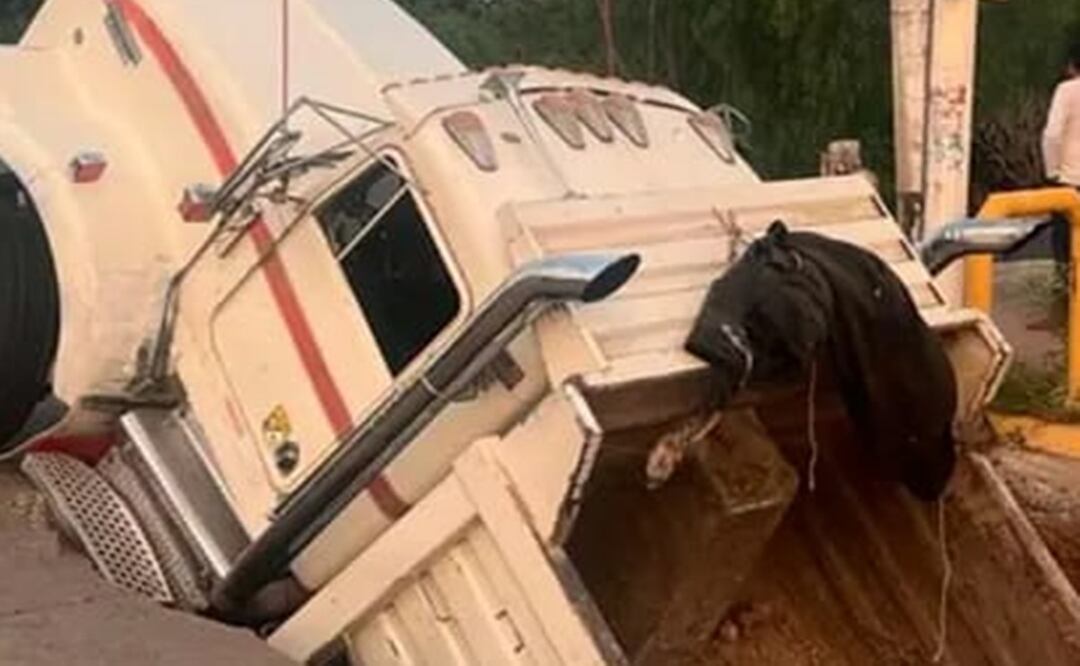 ¡De terror! Socavón que se formó en Guanajuato se traga a un camión de carga