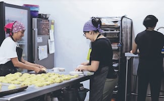 Gentrificación amenaza a "Las Panas", la cafetería que se convirtió en una red de apoyo para mujeres