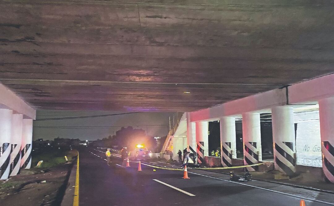 Tiesos y con dedicatoria, así fueron hallados dos cuerpos en autopista México-Pirámides