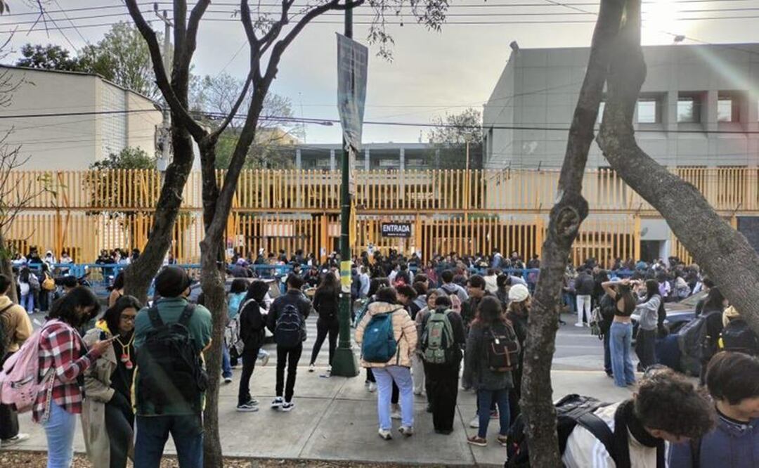 ¿Suspenden clases? Encapuchados toman la Prepa 8 de la UNAM, esto denuncian