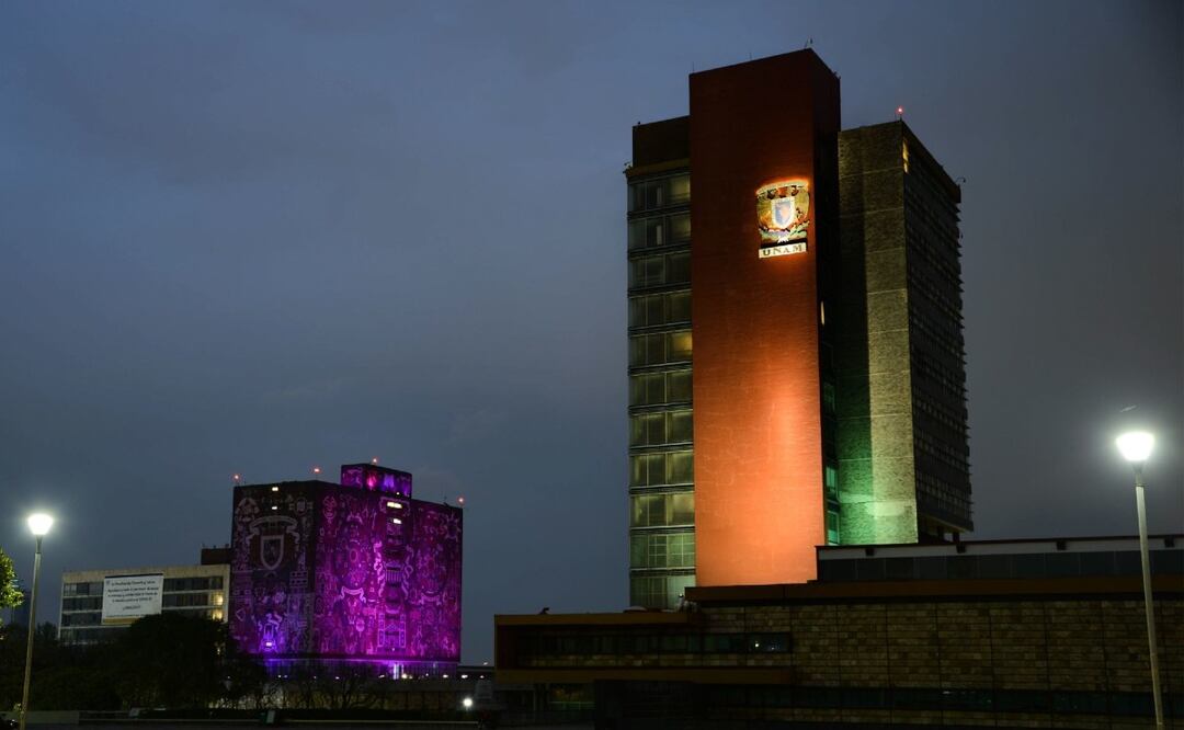 Estudiantes de la UNAM obtienen título universitario y lo festejan con fotos únicas