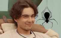 ¡Increíble! Sergio Mayer Mori es captado alimentando a una araña en La Granja VIP: así fue el momento