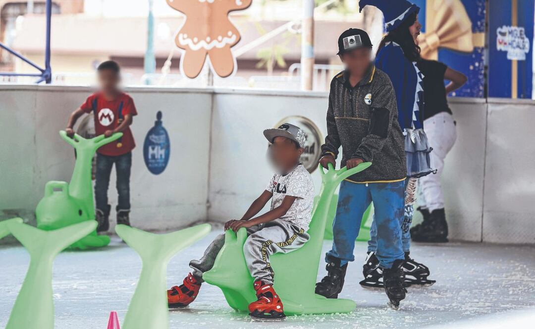 Pista de hielo en la Miguel Hidalgo se vuelve la sensación para chicos y grandes