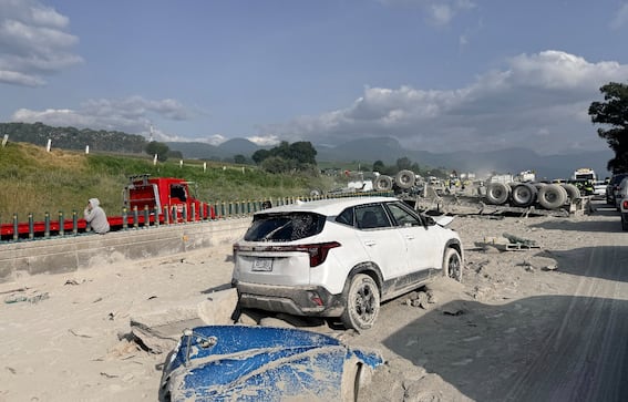 Terror en la México-Puebla: tráiler se lleva 6 vehículos, deja dos muertos y seis heridos