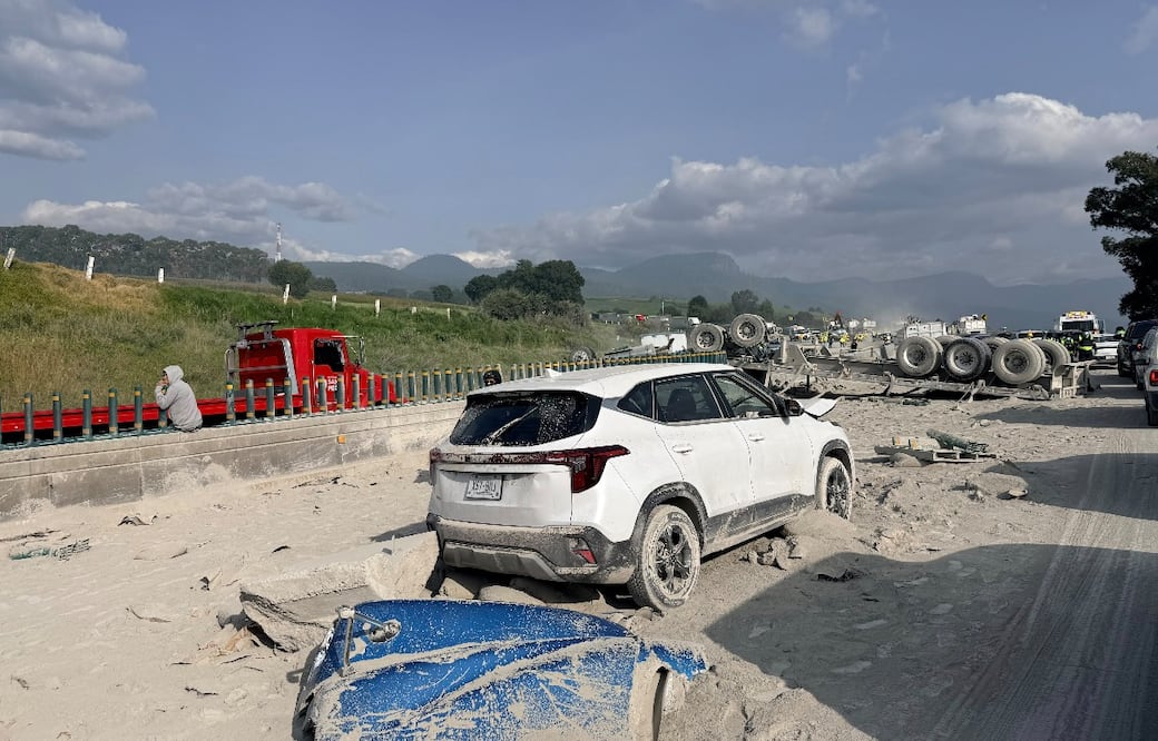 Terror en la México-Puebla: tráiler se lleva 6 vehículos, deja dos muertos y seis heridos (Foto: Osmar Alvarado)
