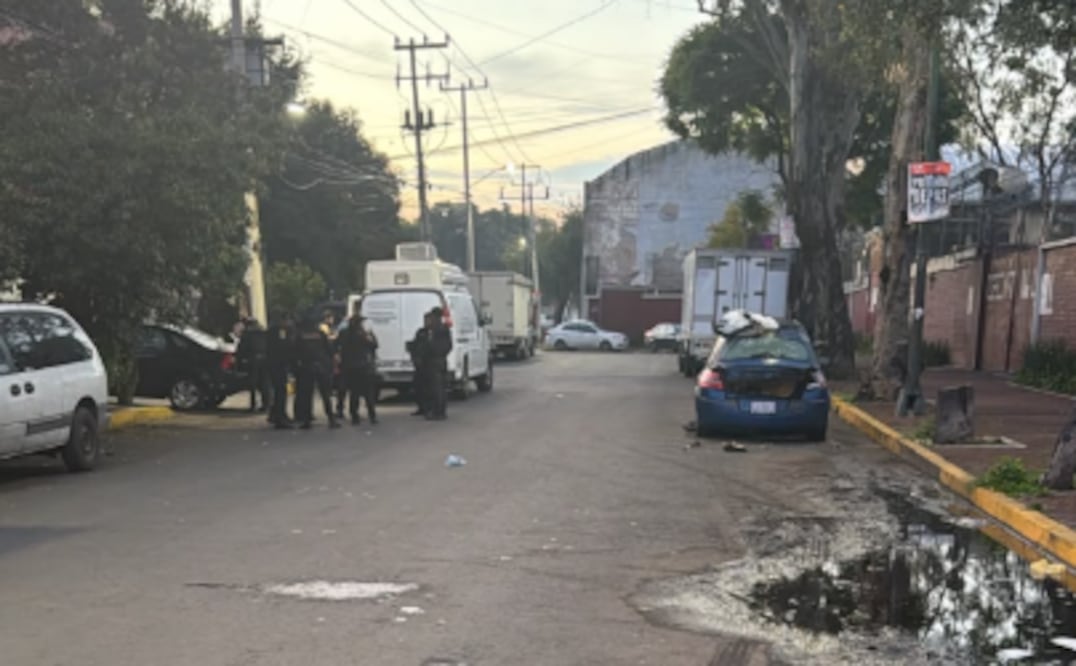 Fuerte olor alertó a vecinos: Hallan cadáver de una mujer dentro de un auto en la Venustiano Carranza (Foto: Tania Aguilar)
